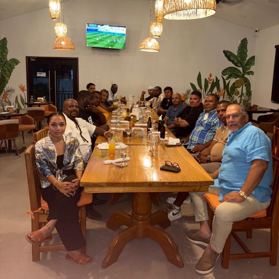 3-group-dinner